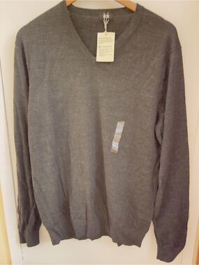 Uniqlo Men's V-Neck Extra fine Merino Wool Sweater in Charcoal